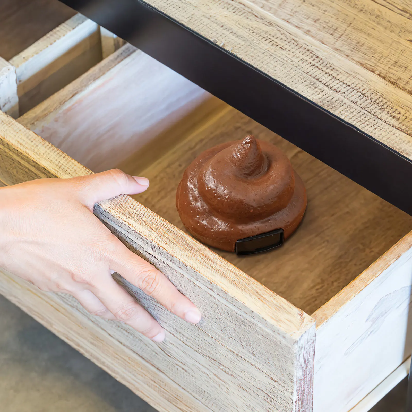 1 шт. Имитация какашки на пульте управления, креативный подвижный прикол, розыгрыш на Хэллоуин и День дураков, автомобильный какашка
1 шт. Имитация какашки на пульте управления, креативный подвижный прикол, розыгрыш на Хэллоуин и День дураков, автомобильный какашка