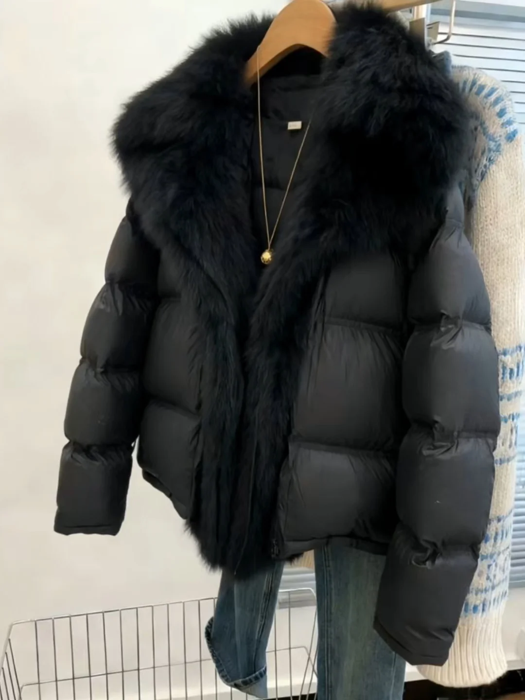 Модная женская утепленная куртка с капюшоном и большим меховым воротником, короткая верхняя одежда, трендовая повседневная модель, белая, с наполнителем из утиного пуха
Модная женская утепленная куртка с капюшоном и большим меховым воротником, короткая верхняя одежда, трендовая повседневная модель, белая, с наполнителем из утиного пуха