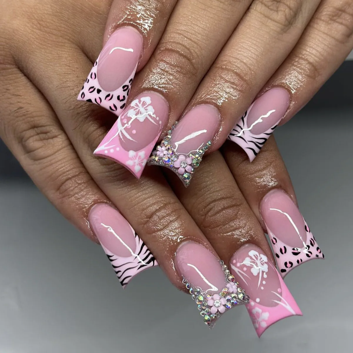24Pcs Mid-length Duckbill Fake Nail Pink Leopard Print French Press on False Nails 3D Flower Rhinestone Detachable Manicure Tips
24Pcs Mid-length Duckbill Fake Nail Pink Leopard Print French Press on False Nails 3D Flower Rhinestone Detachable Manicure Tips