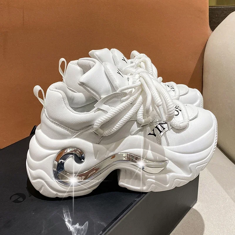 Женские кроссовки из мягкой кожи, на платформе 6 см
Женские кроссовки из мягкой кожи, на платформе 6 см