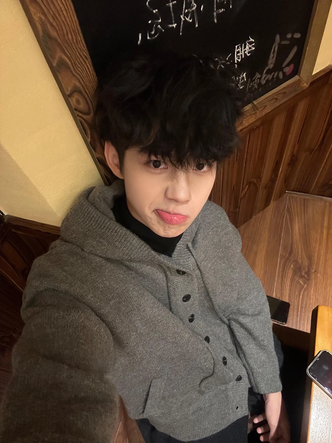 Мягкий уютный вязаный кардиган с капюшоном для мужчин: теплый, утолщенный, для зимнего отдыха, уличный стиль, трикотаж
Мягкий уютный вязаный кардиган с капюшоном для мужчин: теплый, утолщенный, для зимнего отдыха, уличный стиль, трикотаж