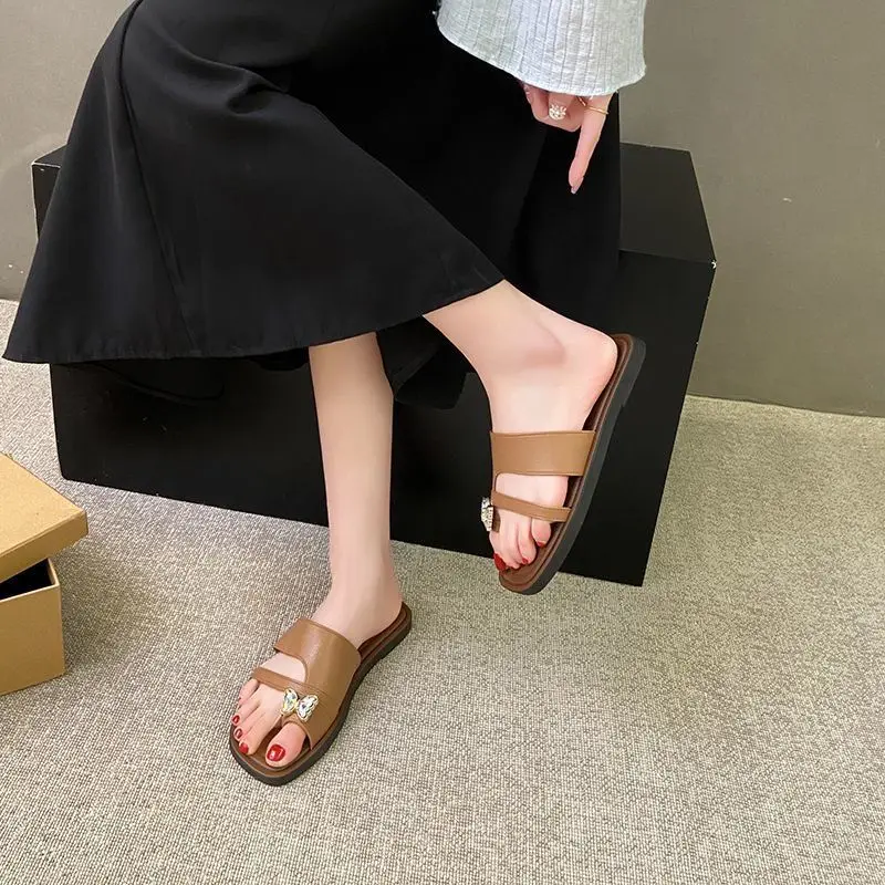 Ретро-сандалии в корейском стиле для женщин, летние, с нескользящей подошвой, с дизайном для защиты пальцев, модные, для прогулок на улице и пляжа.
Ретро-сандалии в корейском стиле для женщин, летние, с нескользящей подошвой, с дизайном для защиты пальцев, модные, для прогулок на улице и пляжа.