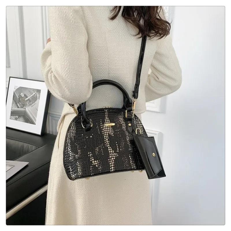 Простая женская сумка через плечо с широким мягким ремнем. Удобная сумка подмышками, предназначенная для комфорта тяжелых нагрузок. 
Простая женская сумка через плечо с широким мягким ремнем. Удобная сумка подмышками, предназначенная для комфорта тяжелых нагрузок.