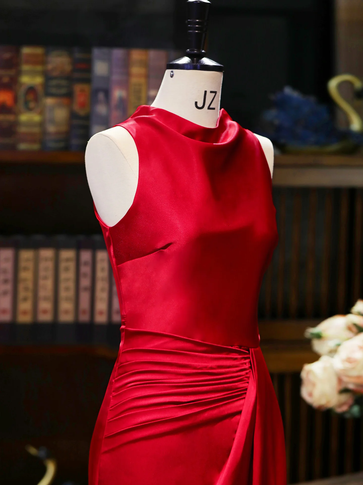 Красное свадебное платье-ципао Dr. Long: облегающее, стройнящее, китайское, для помолвок и свадеб
Красное свадебное платье-ципао Dr. Long: облегающее, стройнящее, китайское, для помолвок и свадеб