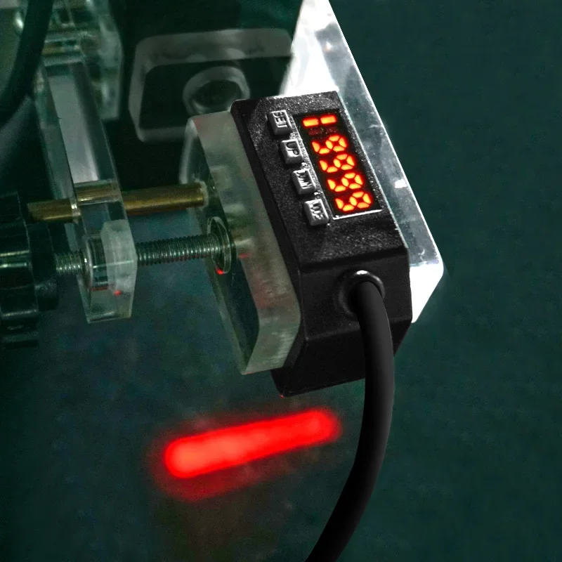 Background clear photoelectric switch BGS-100TXS long line shape spot detection range 100mm
Background clear photoelectric switch BGS-100TXS long line shape spot detection range 100mm