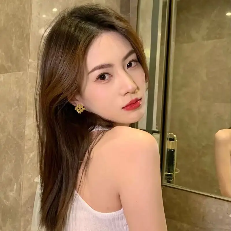 Золотые серьги-гвоздики из нержавеющей стали с геометрическим рисунком, женские модные нестандартные квадратные серьги, зажимы для ушей, ювелирные изделия для вечеринок, подарок
Золотые серьги-гвоздики из нержавеющей стали с геометрическим рисунком, женские модные нестандартные квадратные серьги, зажимы для ушей, ювелирные изделия для вечеринок, подарок