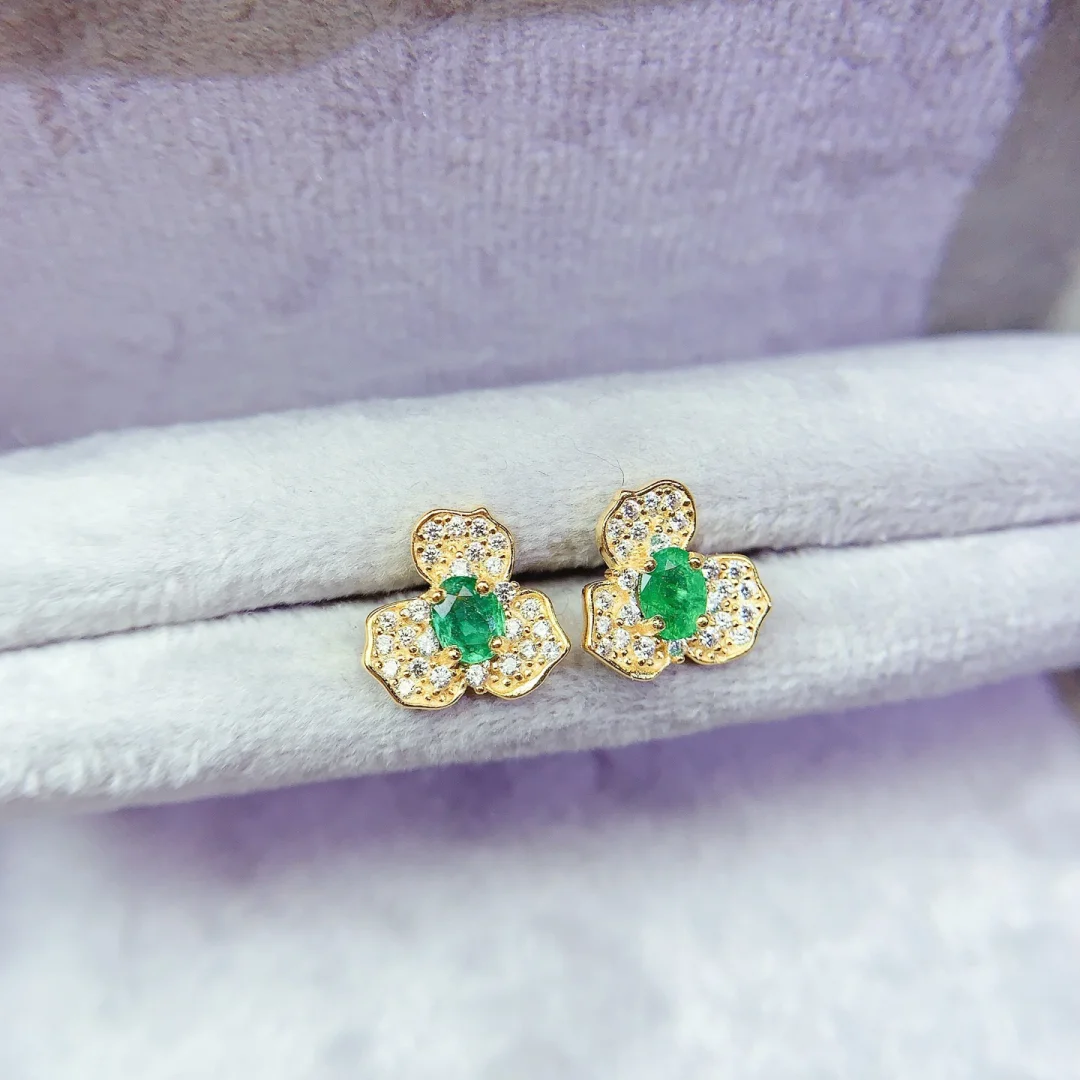 Elegant Style Luxurious Natural Emerald Earrings S925 Pure Silver Fashion Jewelry Green Gem Elegant Female Accessory 3*4mm
Elegant Style Luxurious Natural Emerald Earrings S925 Pure Silver Fashion Jewelry Green Gem Elegant Female Accessory 3*4mm
