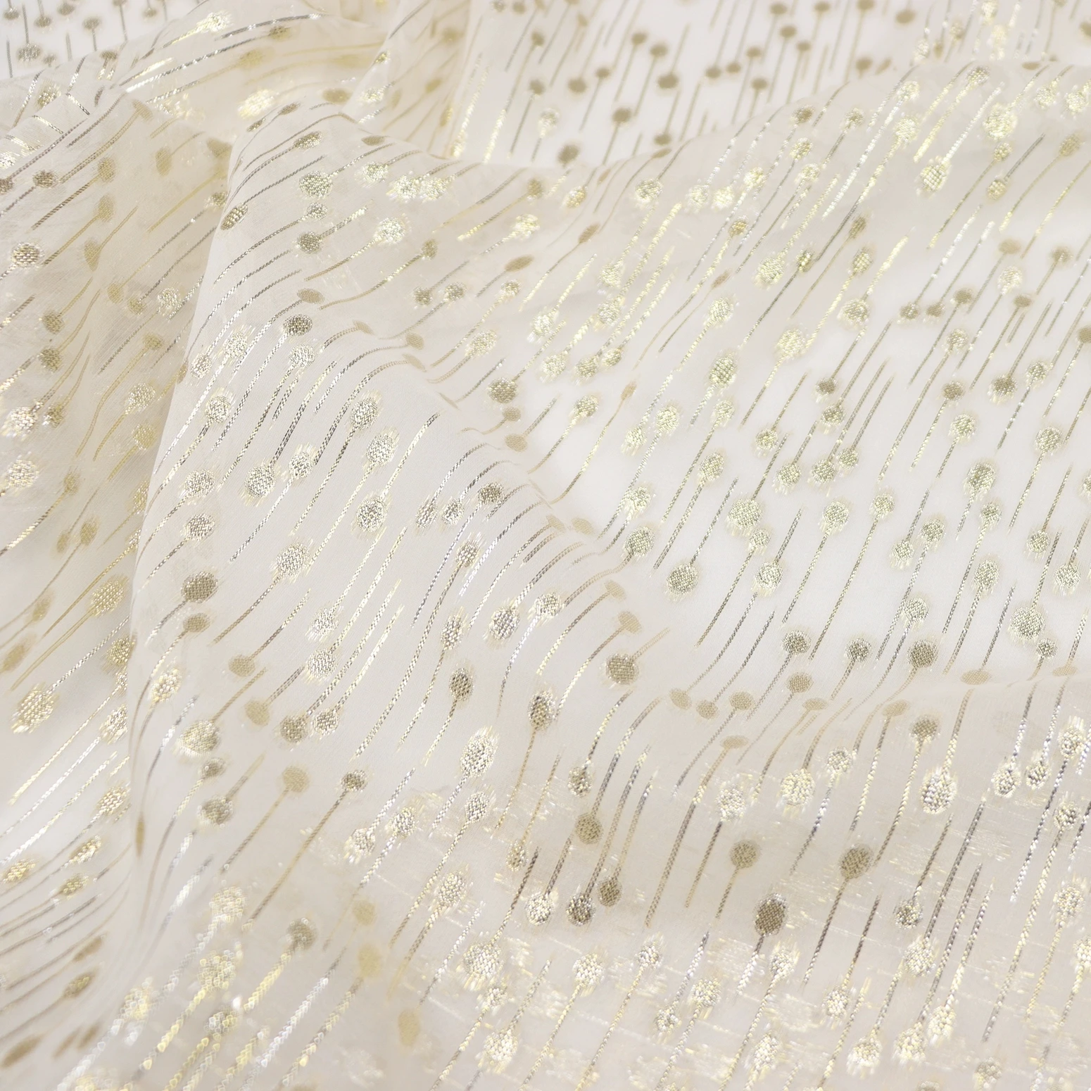 Good Texture High Quality Shiny Silk Metallic Fabric Lure Gold Rainy Dots Shiny Beautiful Fashion for Lining Clothing Apparel 
Good Texture High Quality Shiny Silk Metallic Fabric Lure Gold Rainy Dots Shiny Beautiful Fashion for Lining Clothing Apparel