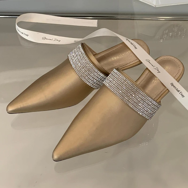 Женские мюли с острым носком, роскошные туфли-сандалии со стразами, летние туфли на низком каблуке, золотые дизайнерские шлепанцы, женские туфли-лодочки 2025
Женские мюли с острым носком, роскошные туфли-сандалии со стразами, летние туфли на низком каблуке, золотые дизайнерские шлепанцы, женские туфли-лодочки 2025