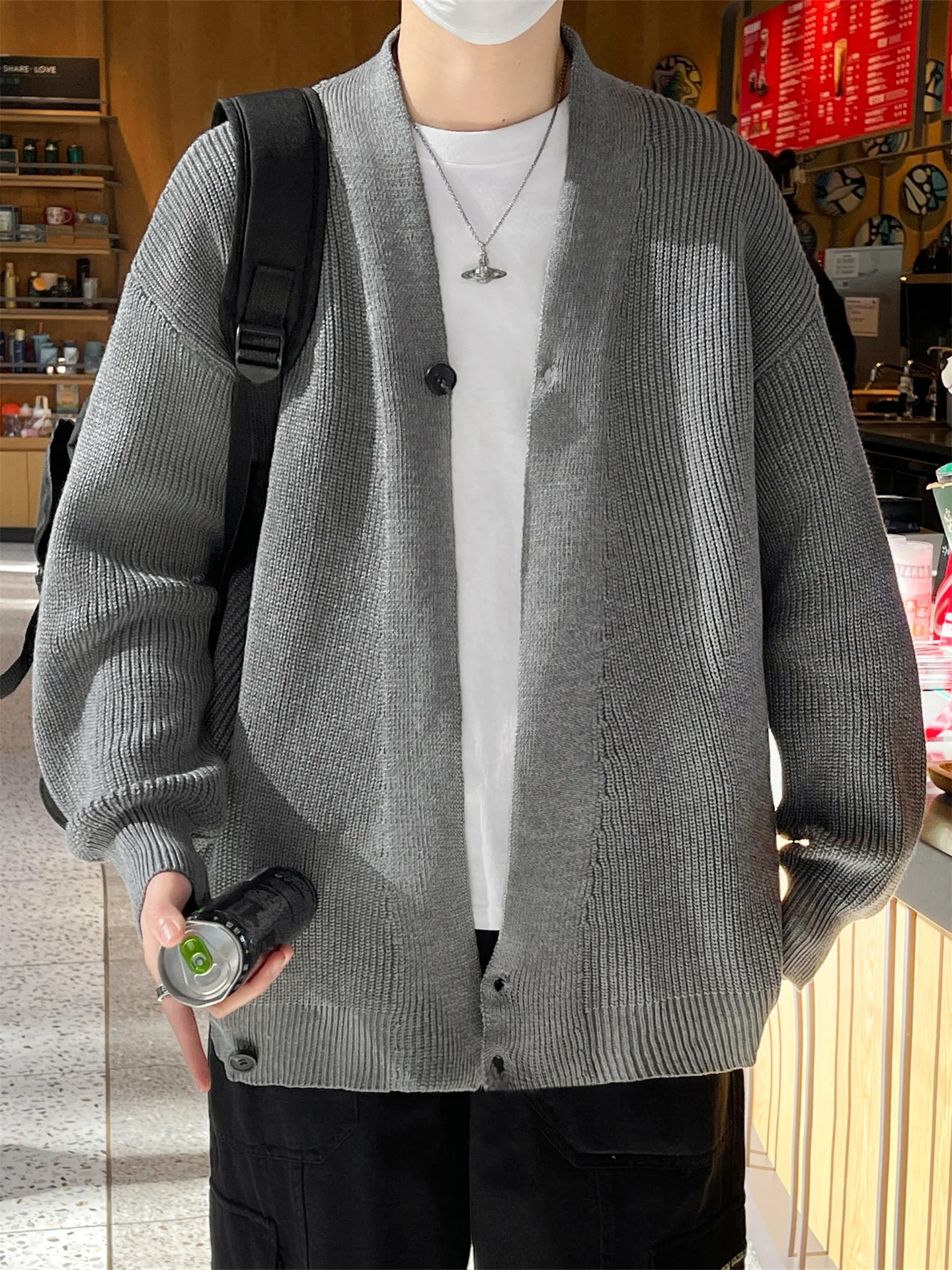 Мужской вязаный кардиган в стиле ретро с V-образным вырезом на пуговицах, высококачественный, повседневный, свободного кроя, с длинными рукавами
Мужской вязаный кардиган в стиле ретро с V-образным вырезом на пуговицах, высококачественный, повседневный, свободного кроя, с длинными рукавами