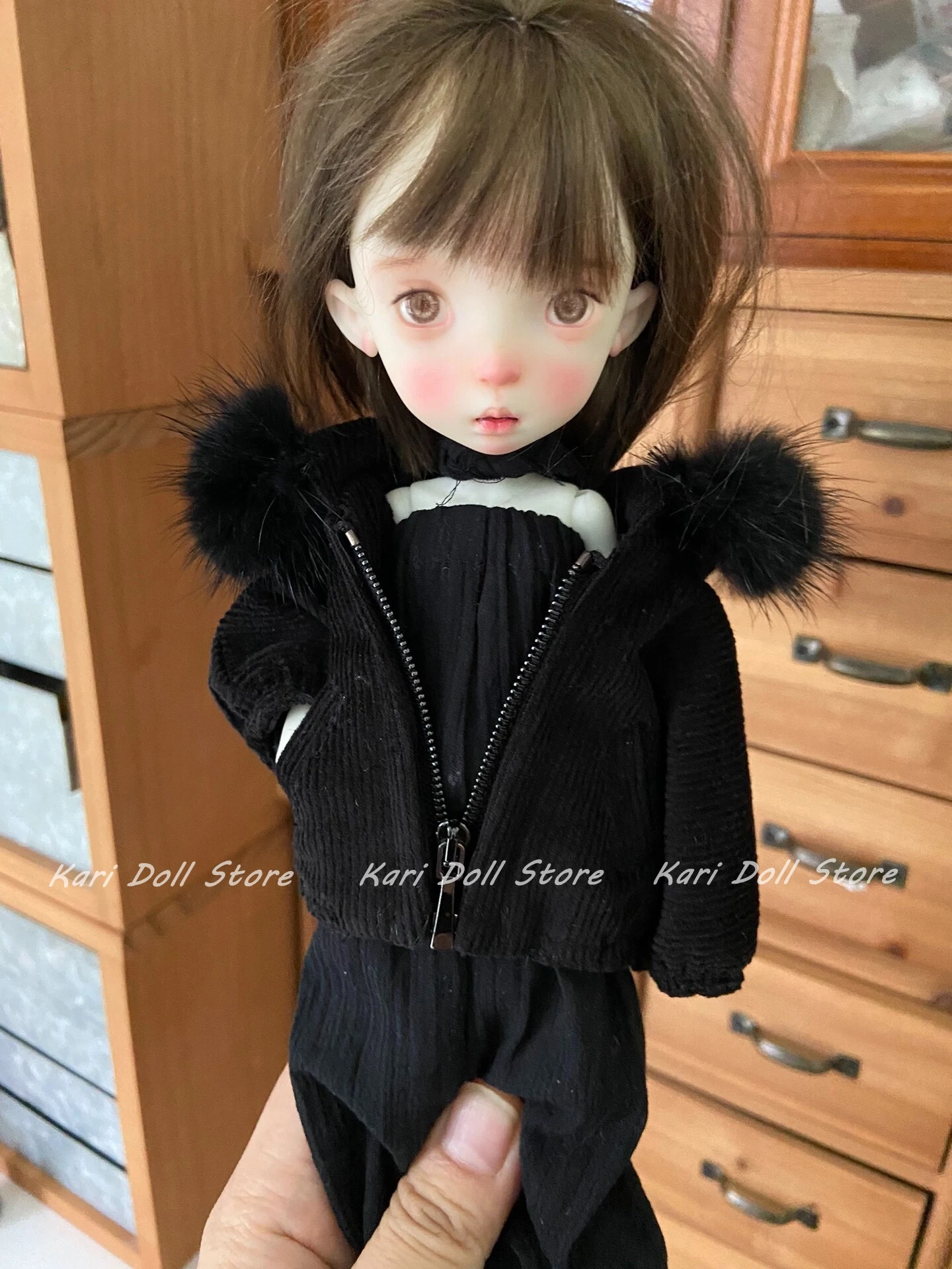 Kari Doll Clothes and skirts Winter thick jacket with fur collar for Landazz Landoudou Doll
Kari Doll Clothes and skirts Winter thick jacket with fur collar for Landazz Landoudou Doll