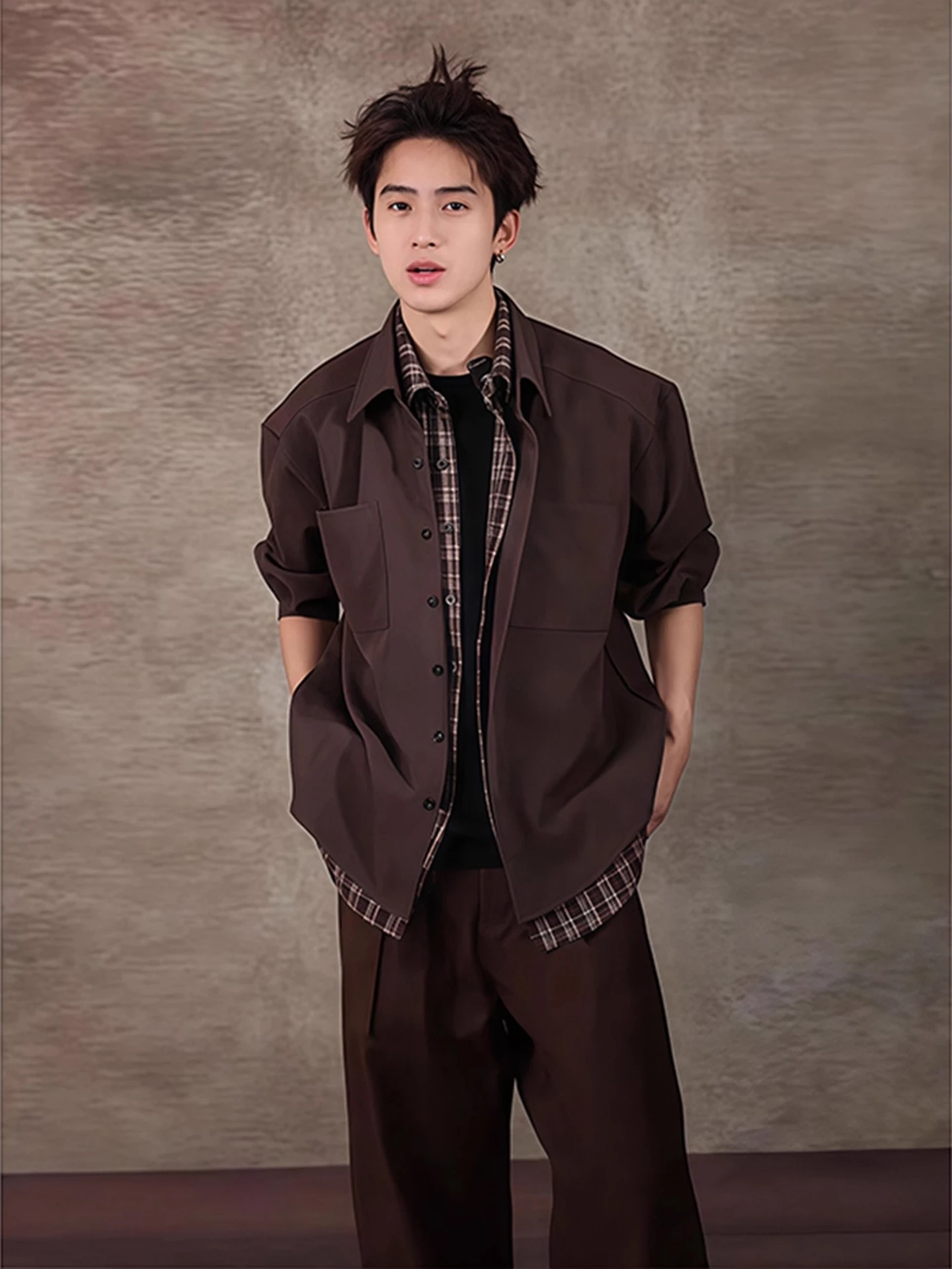 Мужская удлиненная куртка-свитер из полиэфирного волокна, осенняя, молодежная, в стиле пэчворк, с клетчатым узором, цвета темно-коричневый, приталенный крой.
Мужская удлиненная куртка-свитер из полиэфирного волокна, осенняя, молодежная, в стиле пэчворк, с клетчатым узором, цвета темно-коричневый, приталенный крой.