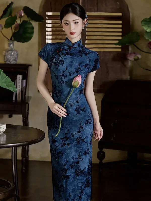 Новая синяя улучшенная модель в китайском стиле для молодых женщин: ретро-платье с приталенным силуэтом, дышащее, с коротким рукавом, для весны и лета, с цветочным принтом.
Новая синяя улучшенная модель в китайском стиле для молодых женщин: ретро-платье с приталенным силуэтом, дышащее, с коротким рукавом, для весны и лета, с цветочным принтом.