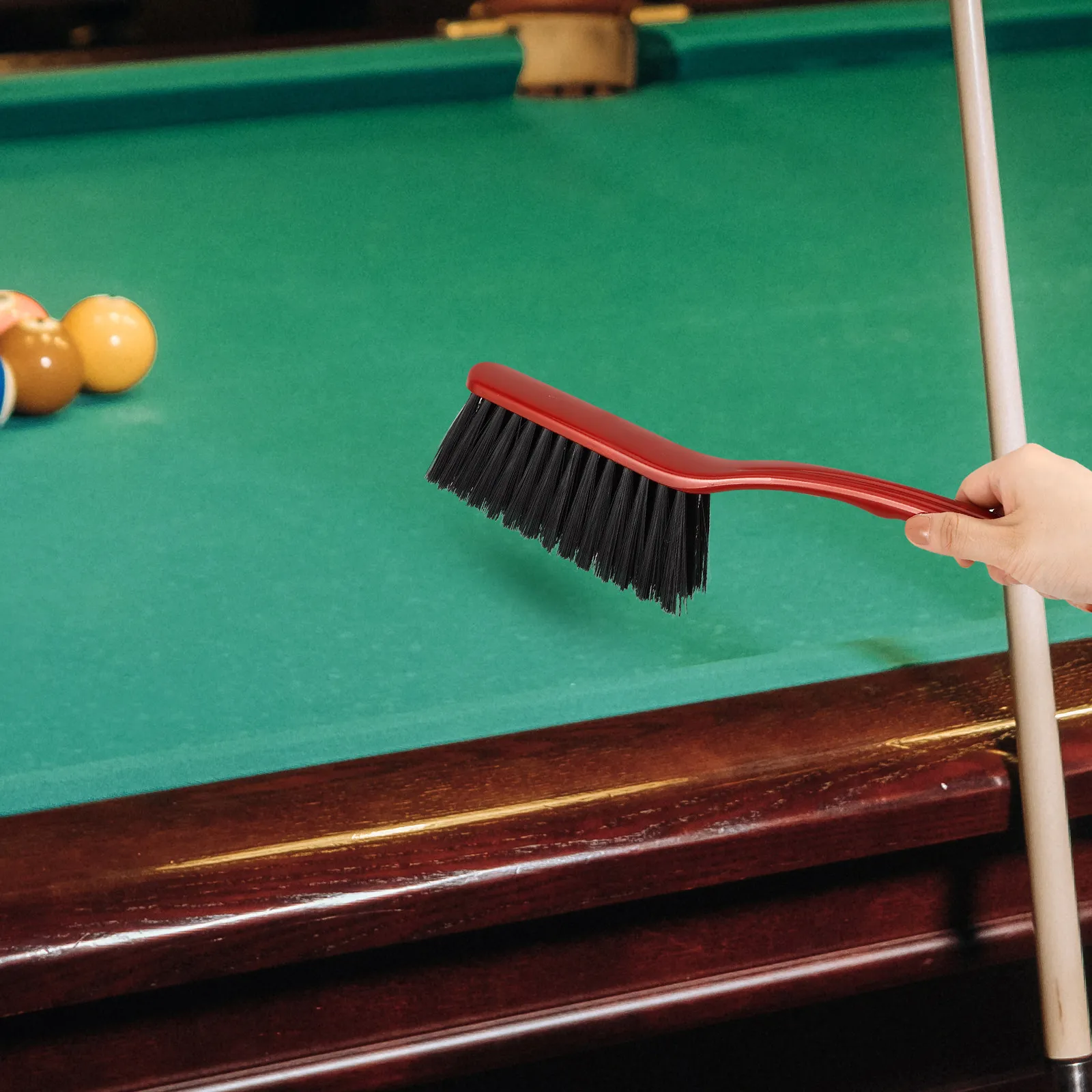 Универсальная щетка для чистки бильярдного стола: бережная очистка фетровой поверхности, не царапает, легко очищает угловые борта, многофункциональная.
Универсальная щетка для чистки бильярдного стола: бережная очистка фетровой поверхности, не царапает, легко очищает угловые борта, многофункциональная.
