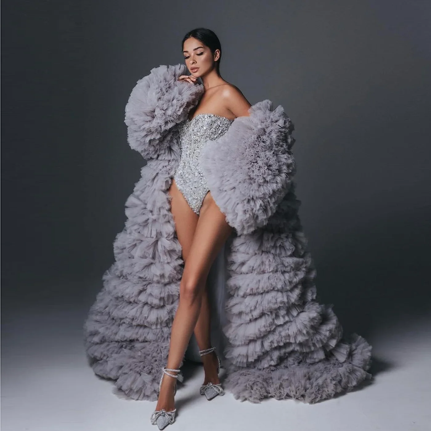 Сексуальный тюлевой плащ 2025 для женщин, длинная куртка, тюлевая пушистая накидка, пальто с оборками, тюлевая накидка с длинными рукавами, пышная накидка с оборками, пальто
Сексуальный тюлевой плащ 2025 для женщин, длинная куртка, тюлевая пушистая накидка, пальто с оборками, тюлевая накидка с длинными рукавами, пышная накидка с оборками, пальто