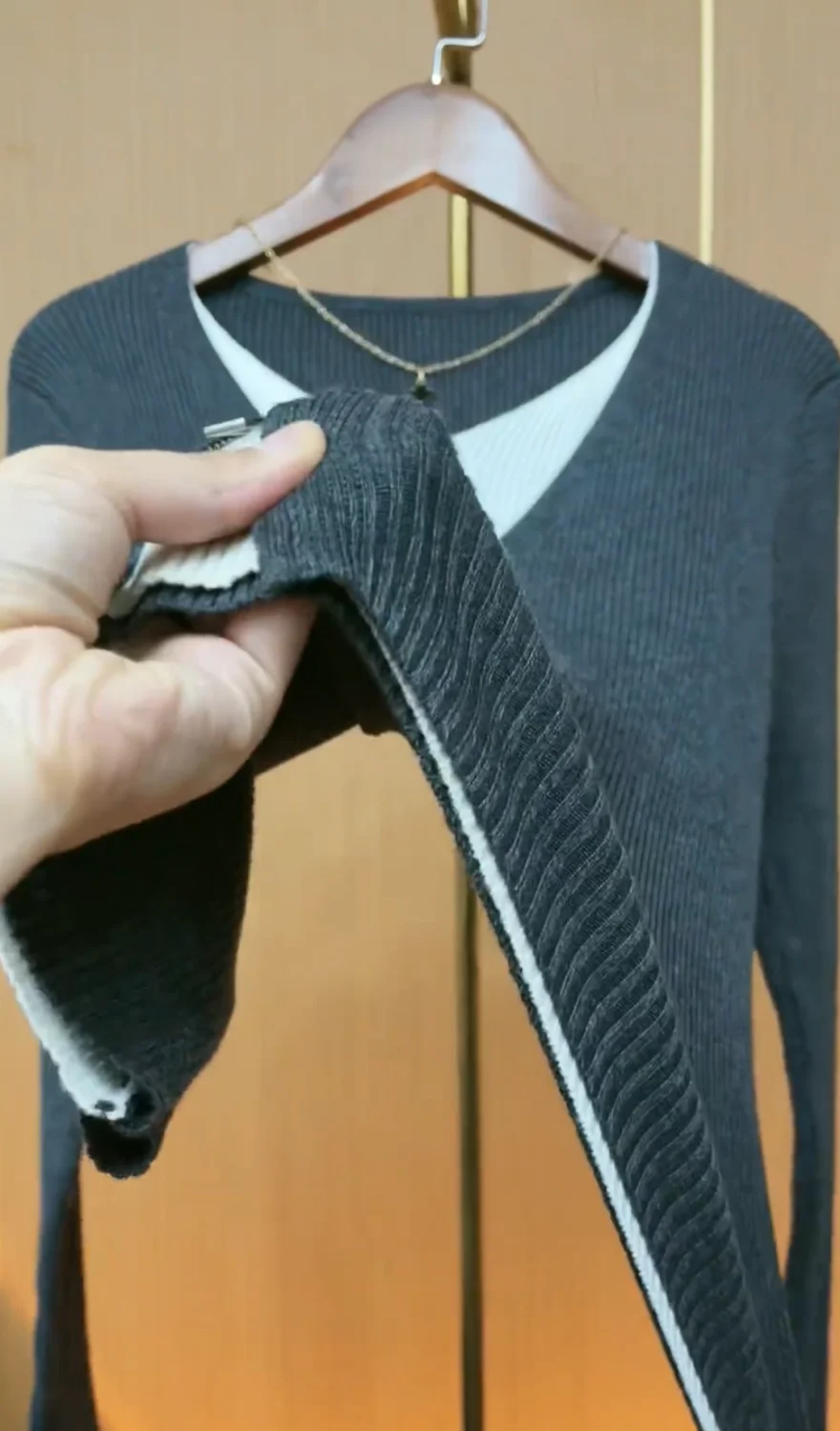 Осенний новый свободный свитер-кардиган с эффектом двухслойности, вязаный, женский, 2026
Осенний новый свободный свитер-кардиган с эффектом двухслойности, вязаный, женский, 2026