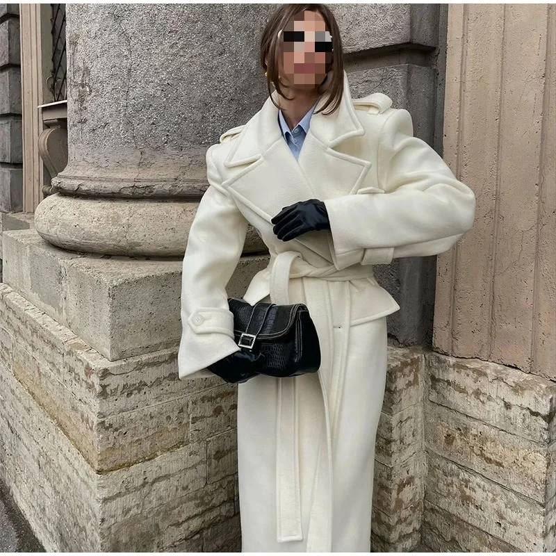 Премиальное универсальное шерстяное длинное пальто, с большим отворотом и поясом в тон куртки.
Премиальное универсальное шерстяное длинное пальто, с большим отворотом и поясом в тон куртки.