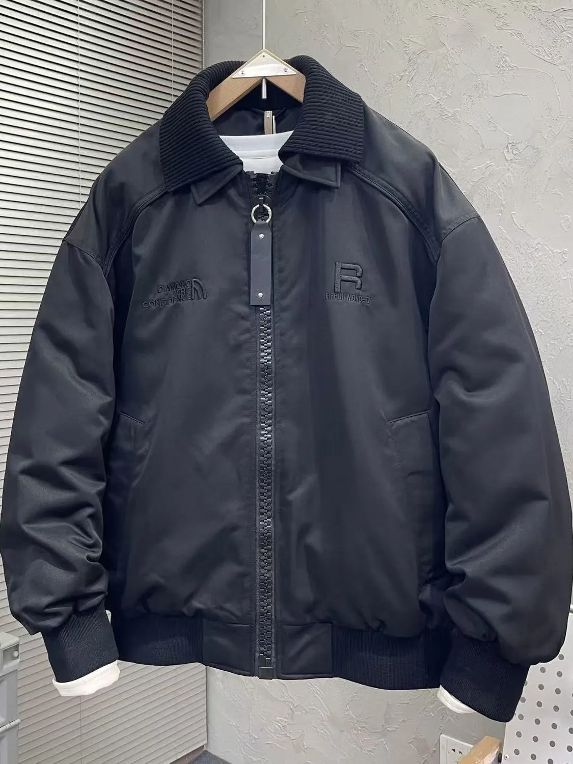 Теплая и стильная: Зимняя повседневная мужская куртка-пальто с воротником-стойкой из полиэфирного волокна, удлиненная, приталенная, без фирменной маркировки
Теплая и стильная: Зимняя повседневная мужская куртка-пальто с воротником-стойкой из полиэфирного волокна, удлиненная, приталенная, без фирменной маркировки