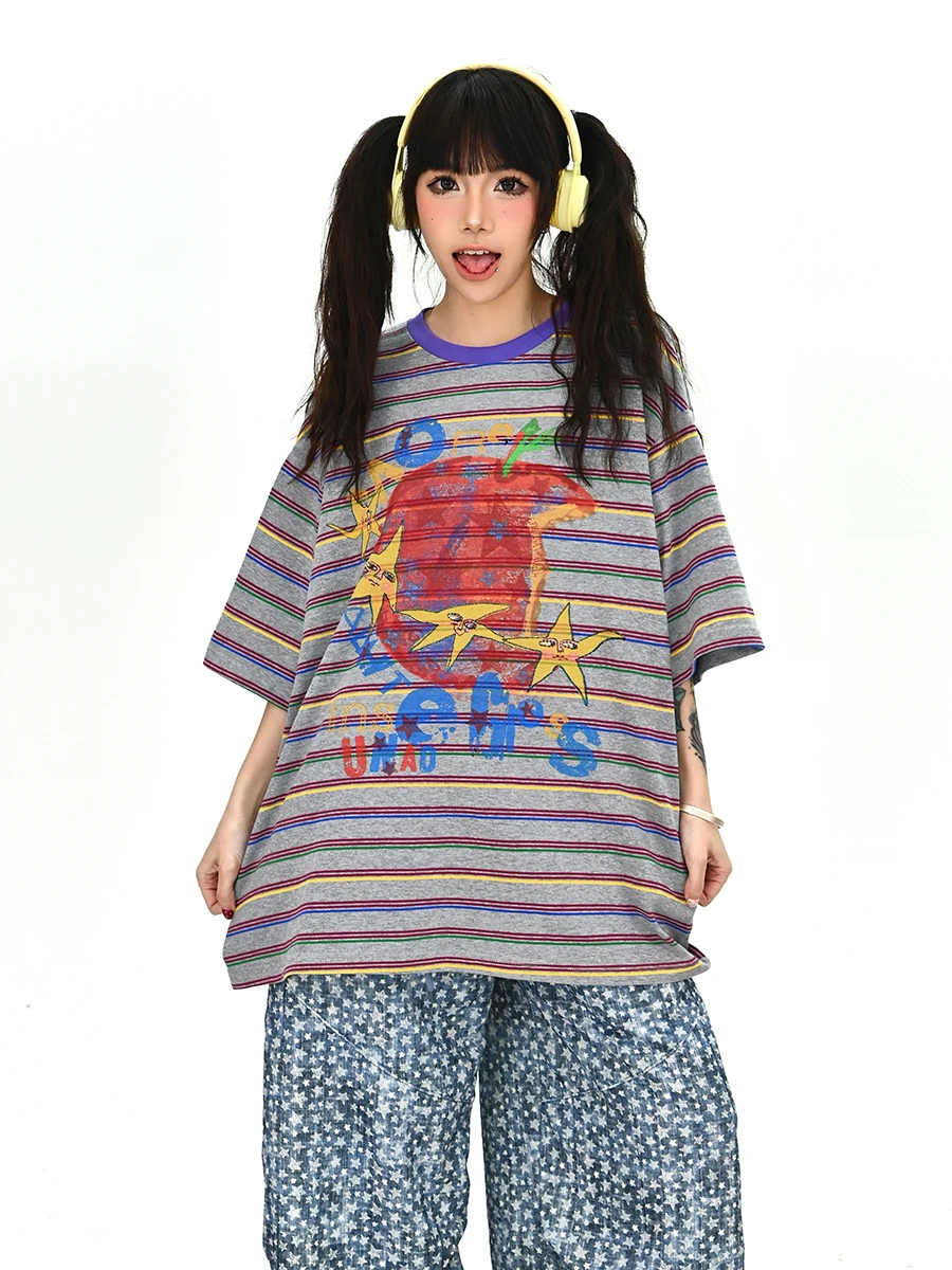 Новая летняя свободная женская футболка с коротким рукавом в полоску в американском университетском стиле, парные топы в уличном стиле с круглым вырезом
Новая летняя свободная женская футболка с коротким рукавом в полоску в американском университетском стиле, парные топы в уличном стиле с круглым вырезом