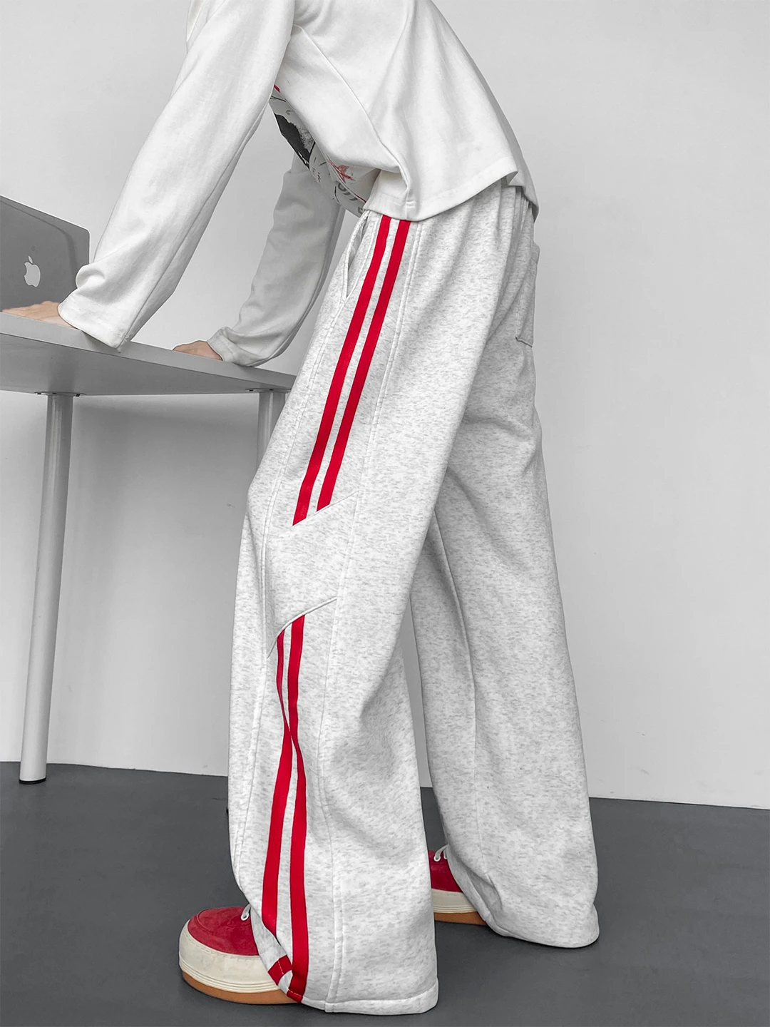 Мужские спортивные брюки American Sle Thiened Stripe, осенне-зимние, модные, свободного кроя, прямые, повседневные.
Мужские спортивные брюки American Sle Thiened Stripe, осенне-зимние, модные, свободного кроя, прямые, повседневные.