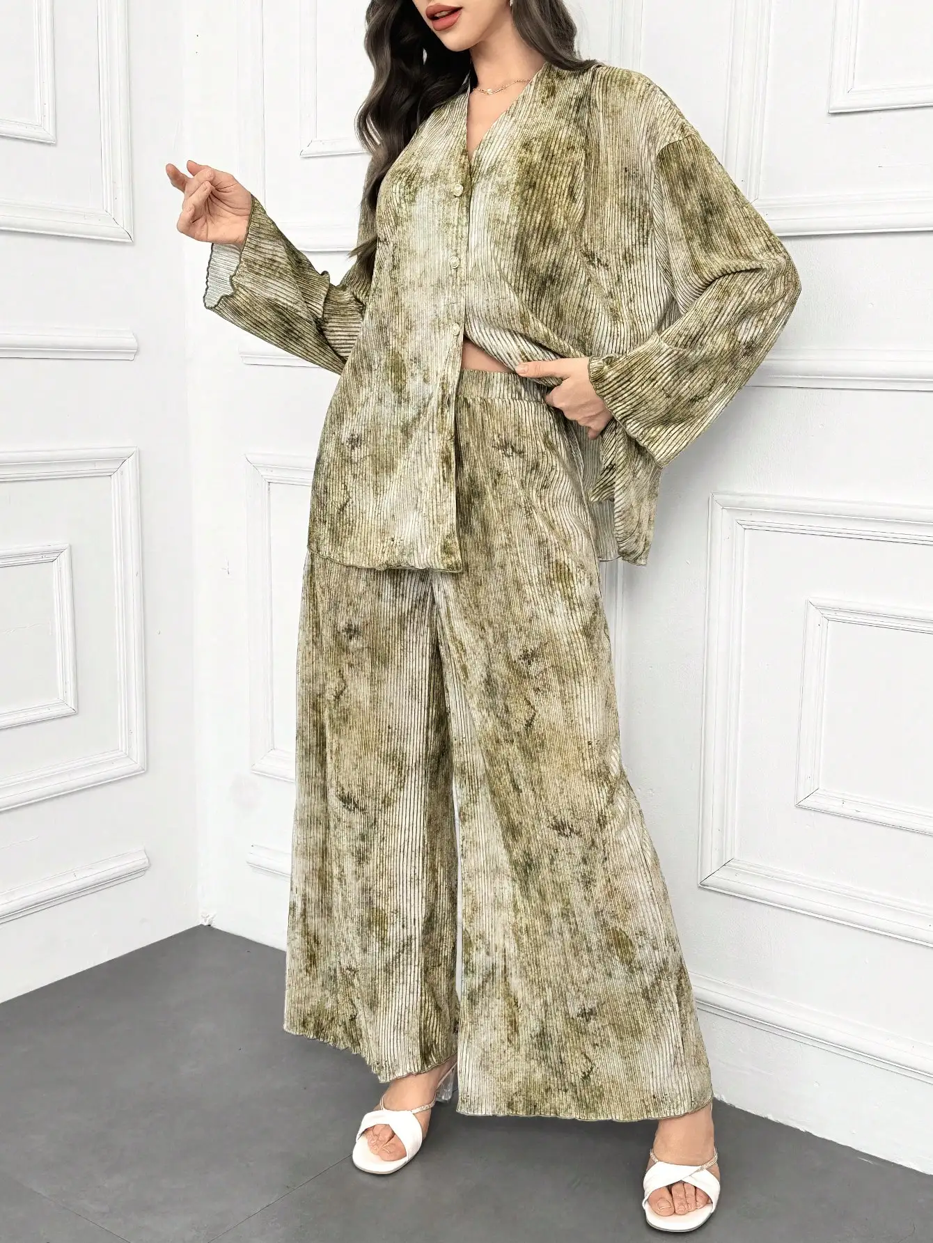 Женский комплект из 2 предметов: оливковый топ с длинными рукавами и плиссировкой в стиле тай-дай и брюки с широкими штанинами
Женский комплект из 2 предметов: оливковый топ с длинными рукавами и плиссировкой в стиле тай-дай и брюки с широкими штанинами