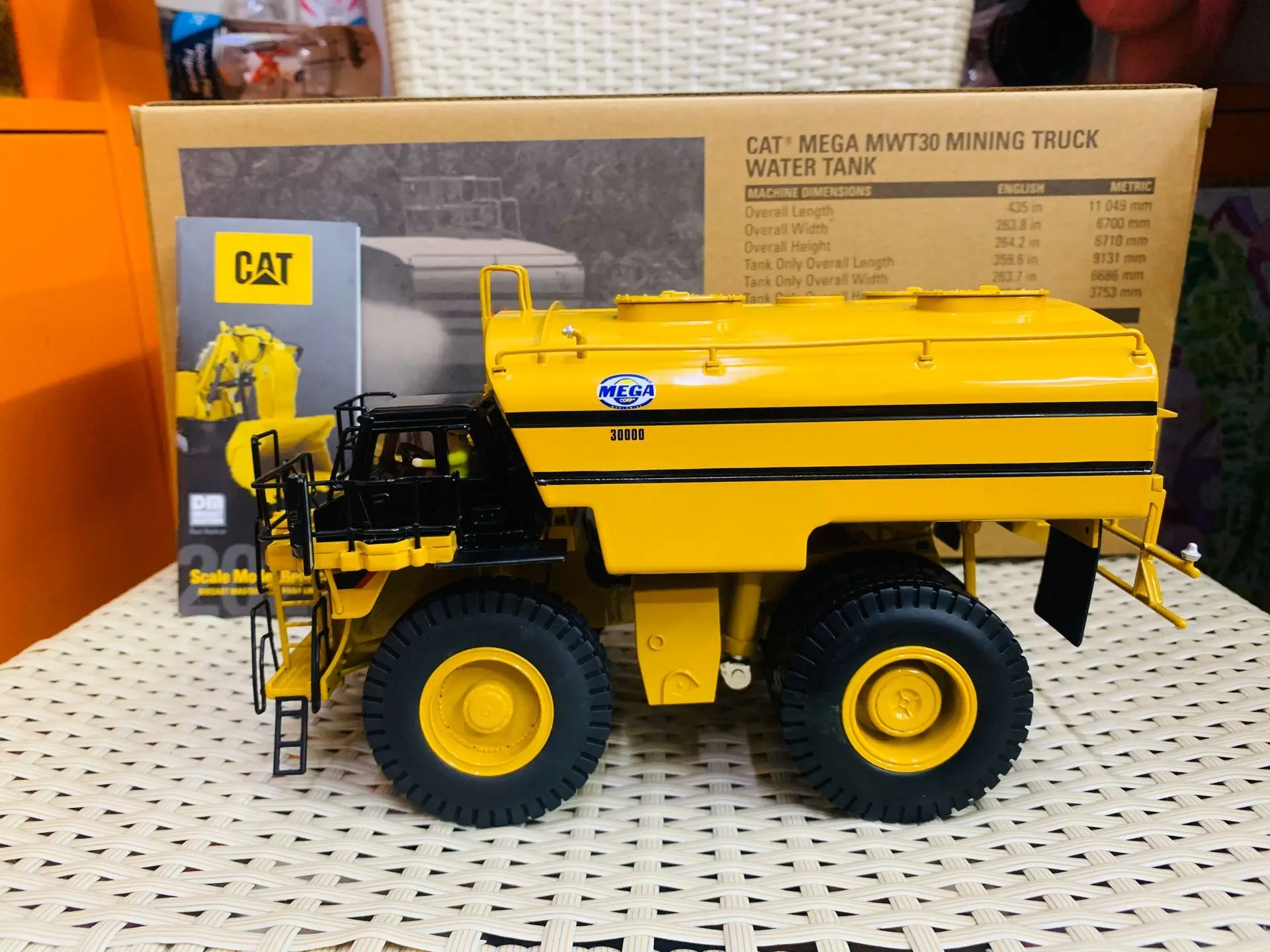 1:50 DM 85276C Mega MWT30 Mining Truck Water Tank Alloy Model Car Toys Birthday Gift For Kids Boy
1:50 DM 85276C Mega MWT30 Mining Truck Water Tank Alloy Model Car Toys Birthday Gift For Kids Boy