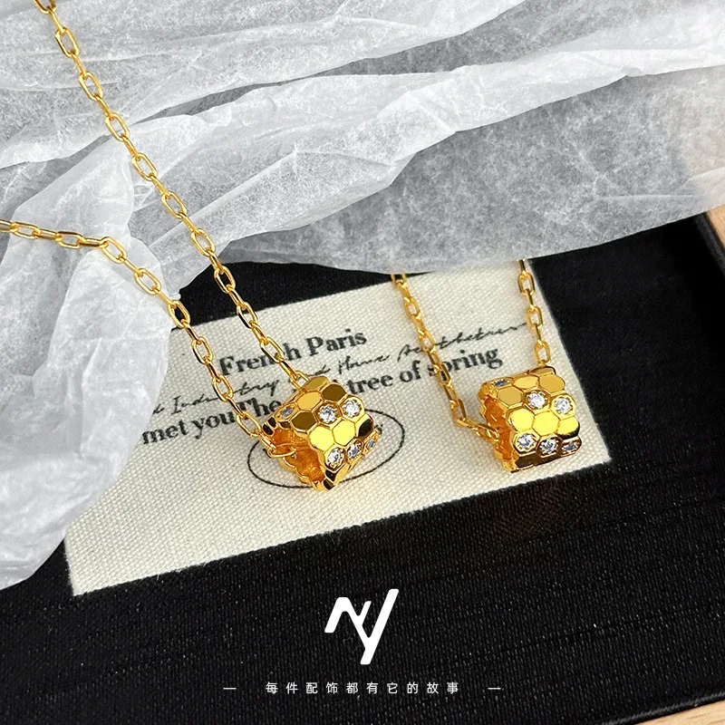 Light luxury honeycomb necklace 9999 24K Real Gold design sense honeycomb necklace for women CNC hexagonal diamonds
Light luxury honeycomb necklace 9999 24K Real Gold design sense honeycomb necklace for women CNC hexagonal diamonds