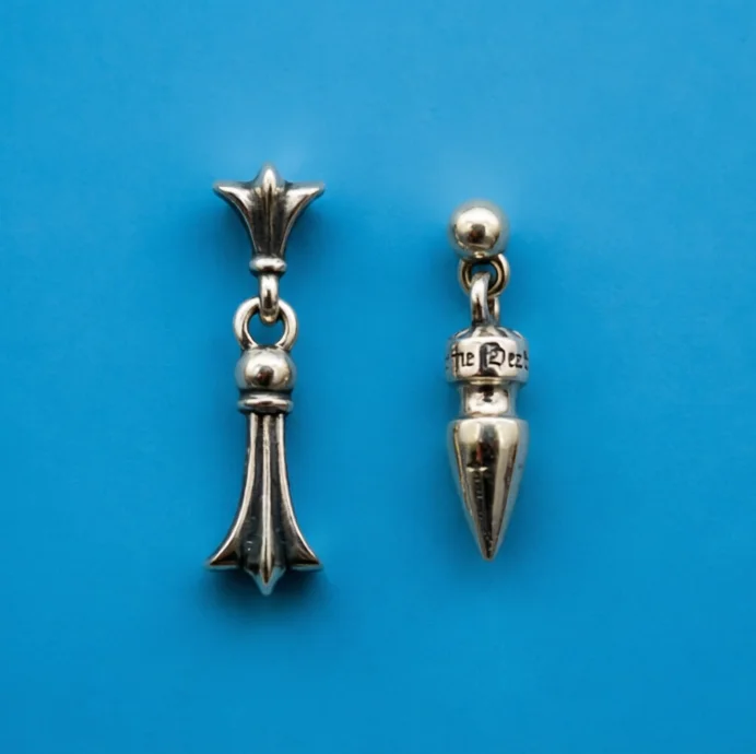 Vintage trendy brand classic tailcoat iris flower internet celebrity pure silver elastic earrings for men and women
Vintage trendy brand classic tailcoat iris flower internet celebrity pure silver elastic earrings for men and women
