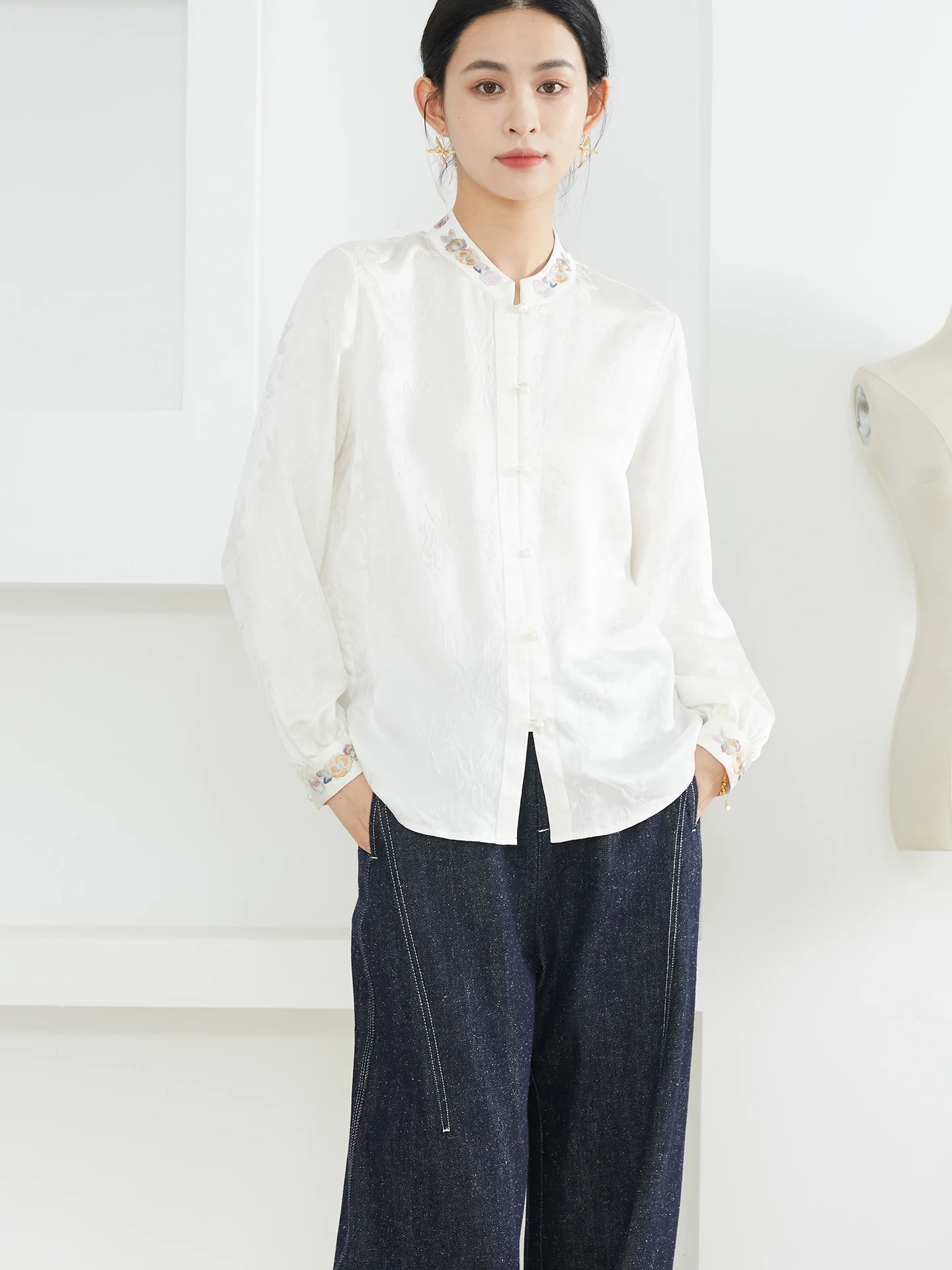 Ele Silk irt with Embroidery And Pleated Detail Pearl Button Stand Collar Chinese Sle Women's Faion Breathable Long...
Ele Silk irt with Embroidery And Pleated Detail Pearl Button Stand Collar Chinese Sle Women's Faion Breathable Long...