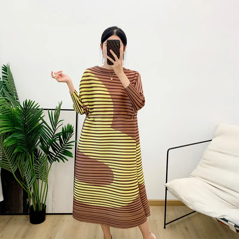 High Quality Folda Dresses for woman 2023 Miyake Pleated Spring Heavy Craft Fashion Lose Thin Strip Long Dress
High Quality Folda Dresses for woman 2023 Miyake Pleated Spring Heavy Craft Fashion Lose Thin Strip Long Dress