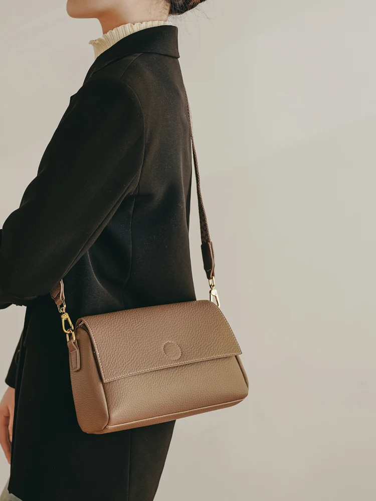 Retro Square Bag Women's Crossbody Bag Wide Shoulder Strap Single Shoulder Bag Versatile Korean Style Soft PU Leather Handbag
Retro Square Bag Women's Crossbody Bag Wide Shoulder Strap Single Shoulder Bag Versatile Korean Style Soft PU Leather Handbag