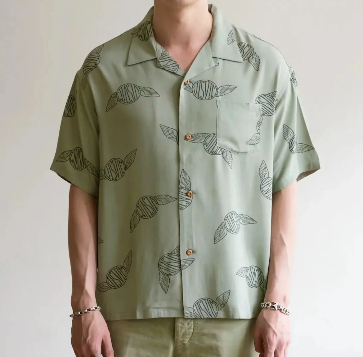 2026 VISVIM WALLIS SHIRT C/D Гавайская рубашка с принтом крыльев для мужчин
2026 VISVIM WALLIS SHIRT C/D Гавайская рубашка с принтом крыльев для мужчин