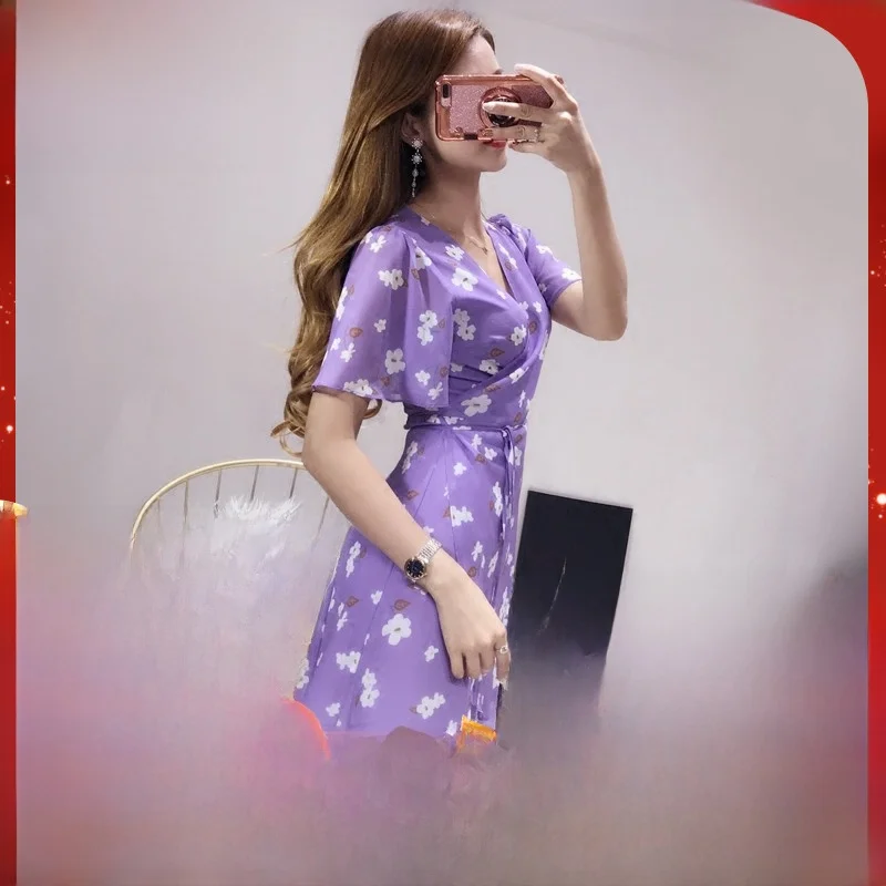 Новое корейское платье-халат DI DVF Wrap Dr 2023 с V-образным вырезом, завышенной талией, коротким рукавом, ультрамодное, с маленьким цветочным принтом, фиолетовое, с поясом
Новое корейское платье-халат DI DVF Wrap Dr 2023 с V-образным вырезом, завышенной талией, коротким рукавом, ультрамодное, с маленьким цветочным принтом, фиолетовое, с поясом
