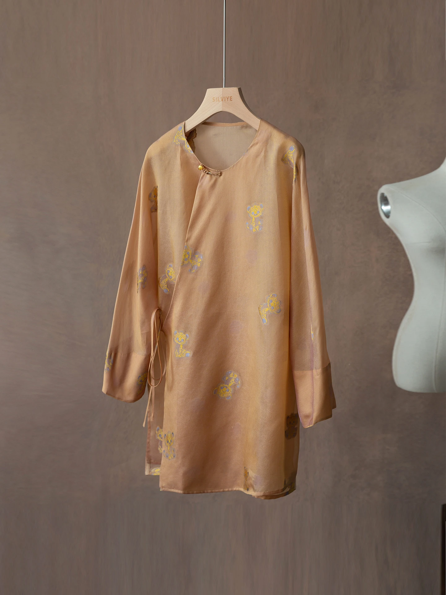 Silk Long Sleeve round Neck Top Women's Loose Fit Shirt Summer Commute Straight Cut Style 100% Silk Gown
Silk Long Sleeve round Neck Top Women's Loose Fit Shirt Summer Commute Straight Cut Style 100% Silk Gown