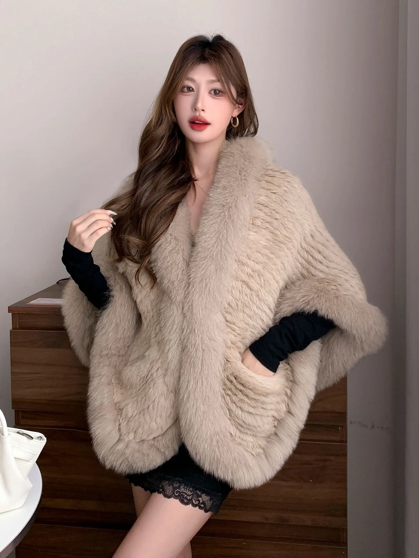 Hot Sales Women Autumn Winter To Keep Warm Fashion Lady-like Style Fox Fur Collar Shawl High-end Rabbit Fur Shawl Real Fur Coat
Hot Sales Women Autumn Winter To Keep Warm Fashion Lady-like Style Fox Fur Collar Shawl High-end Rabbit Fur Shawl Real Fur Coat