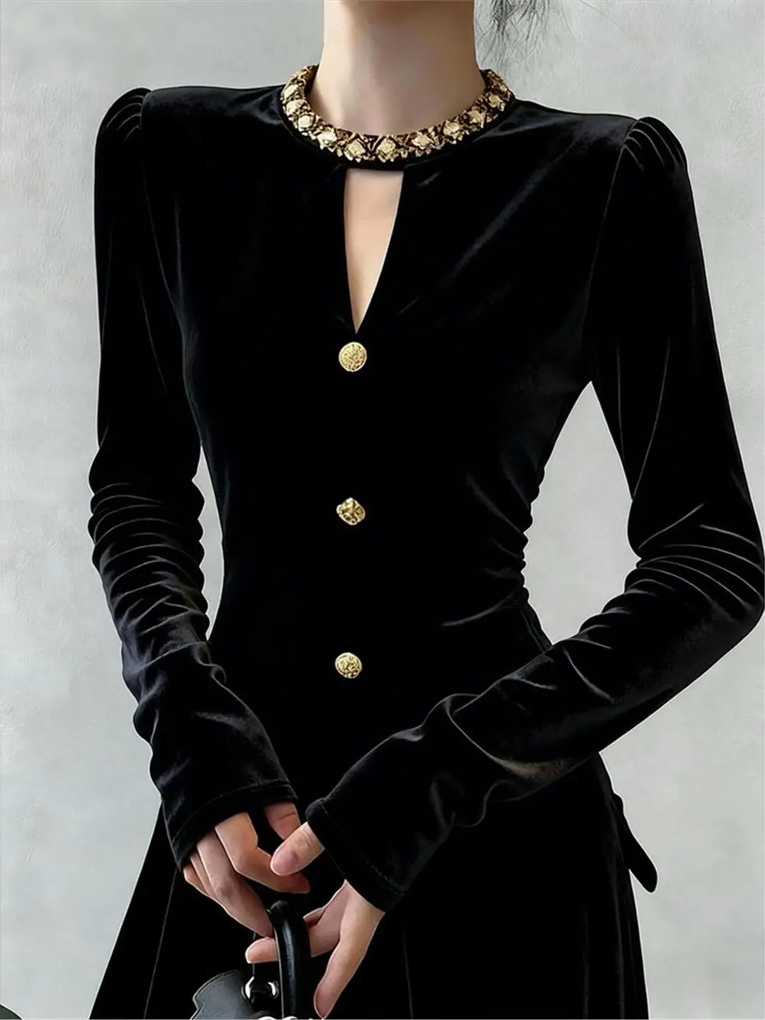 Retro Style Women's Slim Fit Long Sleeve Velvet Base Shirt Autumn Winter Sweet Spicy Girl Nailhead Design Bubble Sleeve Top
Retro Style Women's Slim Fit Long Sleeve Velvet Base Shirt Autumn Winter Sweet Spicy Girl Nailhead Design Bubble Sleeve Top