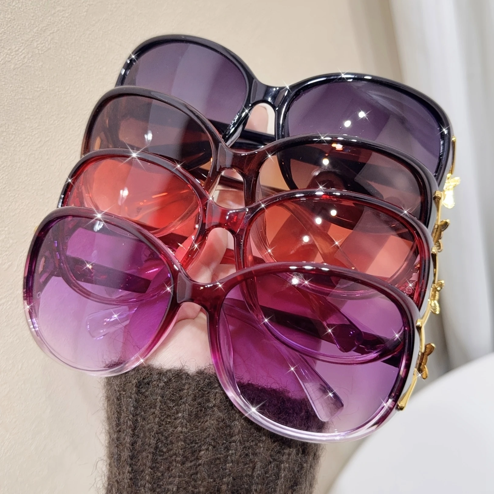 A pack of 4 pairs of women's fox head fashionable large frame glasses, with fox head decoration, party dress glasses, novelty glasses, makeup lovers
A pack of 4 pairs of women's fox head fashionable large frame glasses, with fox head decoration, party dress glasses, novelty glasses, makeup lovers