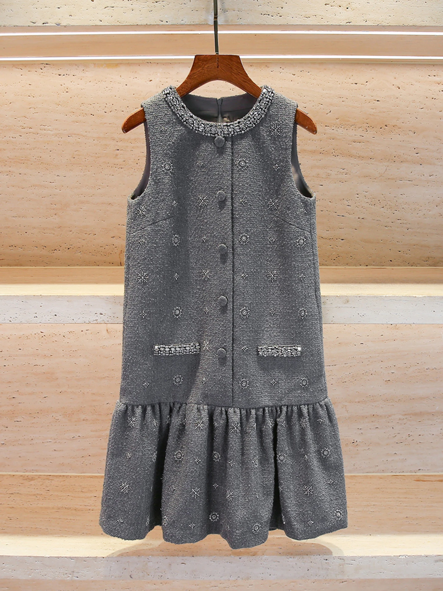 South Oil High-End Women's Autumn 2025 Diamond Embellied Tweed Vest Dr Ele Commute Sle High Waist A-Line Skirt
South Oil High-End Women's Autumn 2025 Diamond Embellied Tweed Vest Dr Ele Commute Sle High Waist A-Line Skirt
