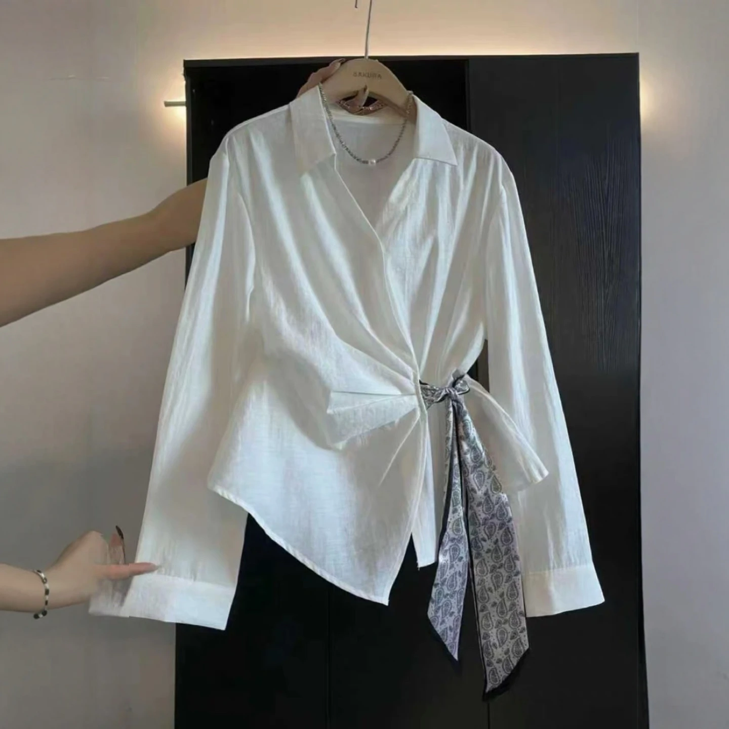 Elegant Silk Scarf Waist Cinching Shirt Women's Spring Fashion Stylish V-neck Long Sleeve Top Korean Style Commute Wind
Elegant Silk Scarf Waist Cinching Shirt Women's Spring Fashion Stylish V-neck Long Sleeve Top Korean Style Commute Wind