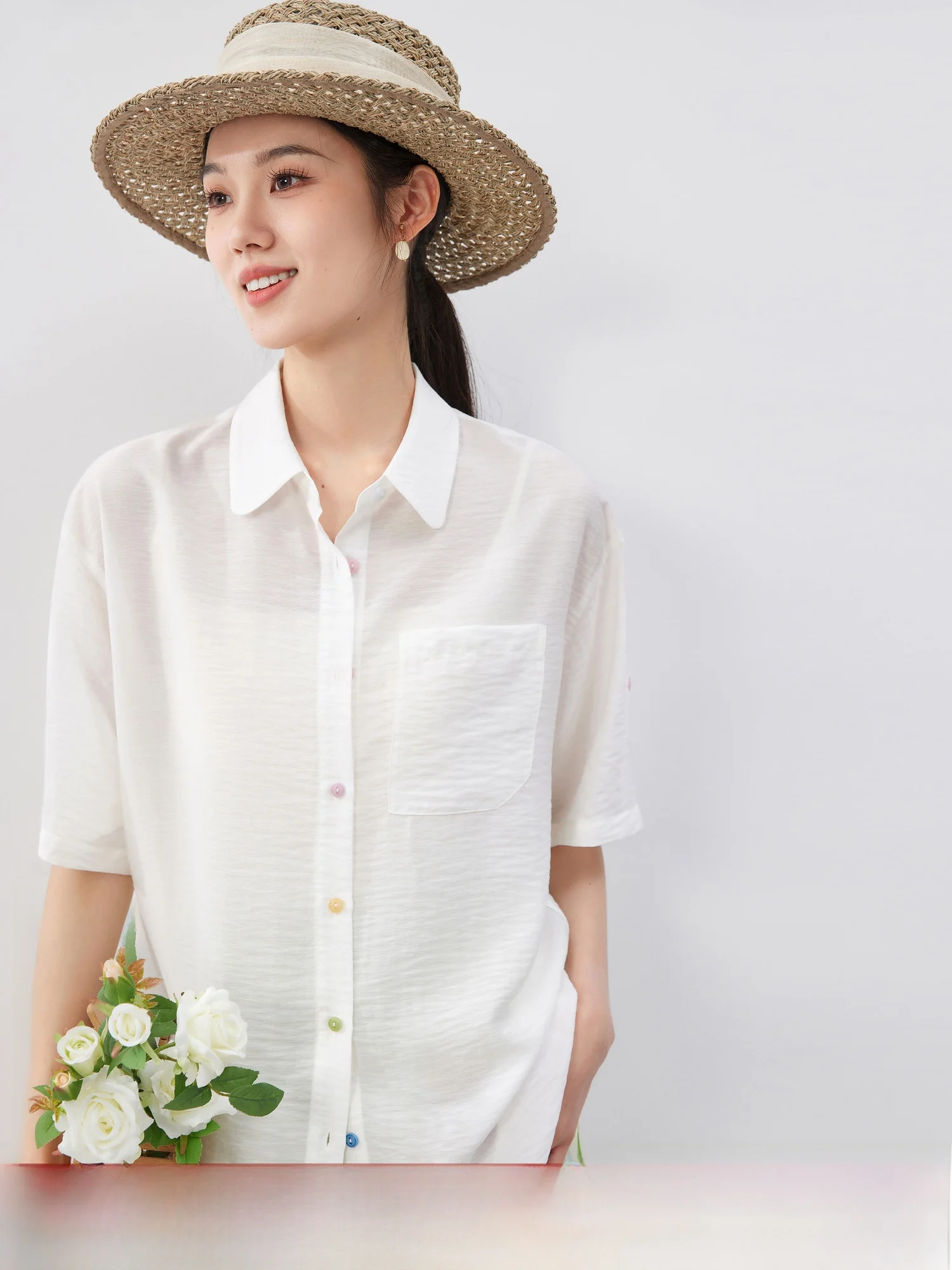 Регулируемая рубашка свободного кроя с пуговицами, воротником и простым дизайном, регулируемой длиной и прямым силуэтом.
Регулируемая рубашка свободного кроя с пуговицами, воротником и простым дизайном, регулируемой длиной и прямым силуэтом.