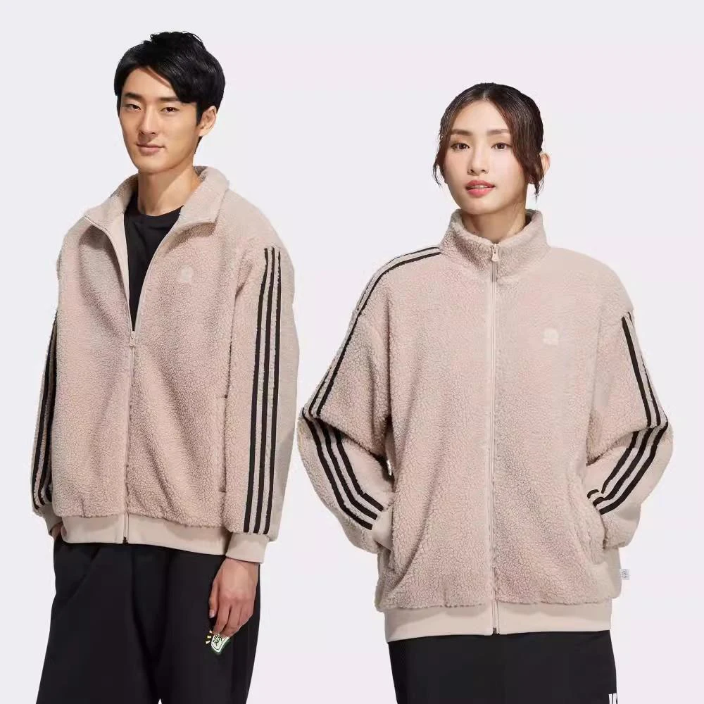 Adidas Originals Line Классическая бежевая флисовая куртка бренда — фирменные полоски с теплым воротником, удобная для городской зимней жизни
Adidas Originals Line Классическая бежевая флисовая куртка бренда — фирменные полоски с теплым воротником, удобная для городской зимней жизни