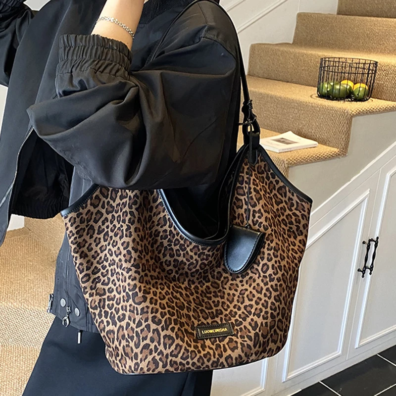 Ladies' Large Capacity Leopard Print Shoulder Bags 2026 High Quality Bags for Women Fashion Zipper Women's Handbags Armpit Bag
Ladies' Large Capacity Leopard Print Shoulder Bags 2026 High Quality Bags for Women Fashion Zipper Women's Handbags Armpit Bag