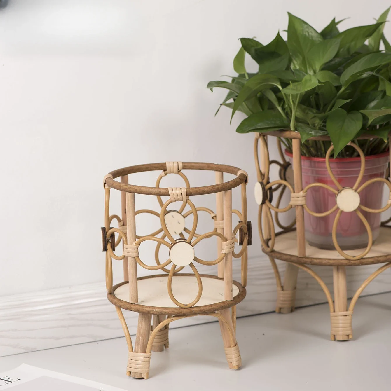 Hollow Flower Stand Hand-woven Imitation Rattan Plant Stand Desktop Creative Flower Pot Stand Balcony Planter with Wooden Legs
Hollow Flower Stand Hand-woven Imitation Rattan Plant Stand Desktop Creative Flower Pot Stand Balcony Planter with Wooden Legs