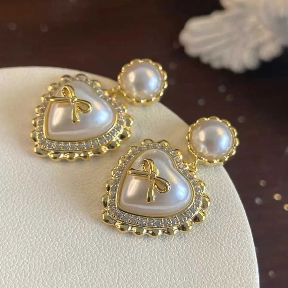 French retro earrings, cute bow design and heart-shaped pendant, classic women's luxury earrings, Valentine's Day gift.
French retro earrings, cute bow design and heart-shaped pendant, classic women's luxury earrings, Valentine's Day gift.