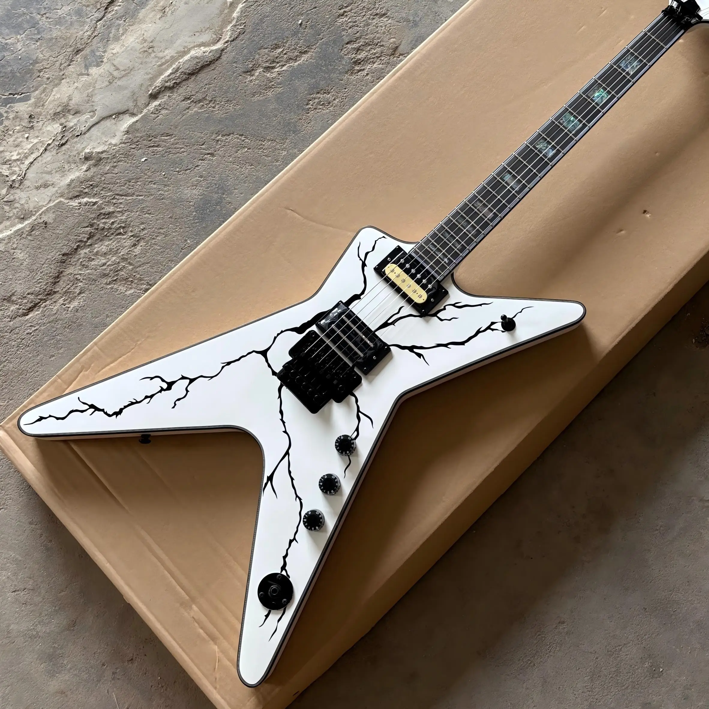 White Black Lightning Crack Finish Double Point Electric Guitar, HH Pickups (Yellow Pickup), Double Locking Tremolo, Shell Inlay
White Black Lightning Crack Finish Double Point Electric Guitar, HH Pickups (Yellow Pickup), Double Locking Tremolo, Shell Inlay