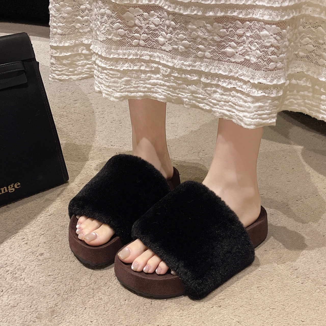 Autumn and winter new Internet celebrity fluffy slippers fashion plush thick bottom high heel cool slippers women
Autumn and winter new Internet celebrity fluffy slippers fashion plush thick bottom high heel cool slippers women