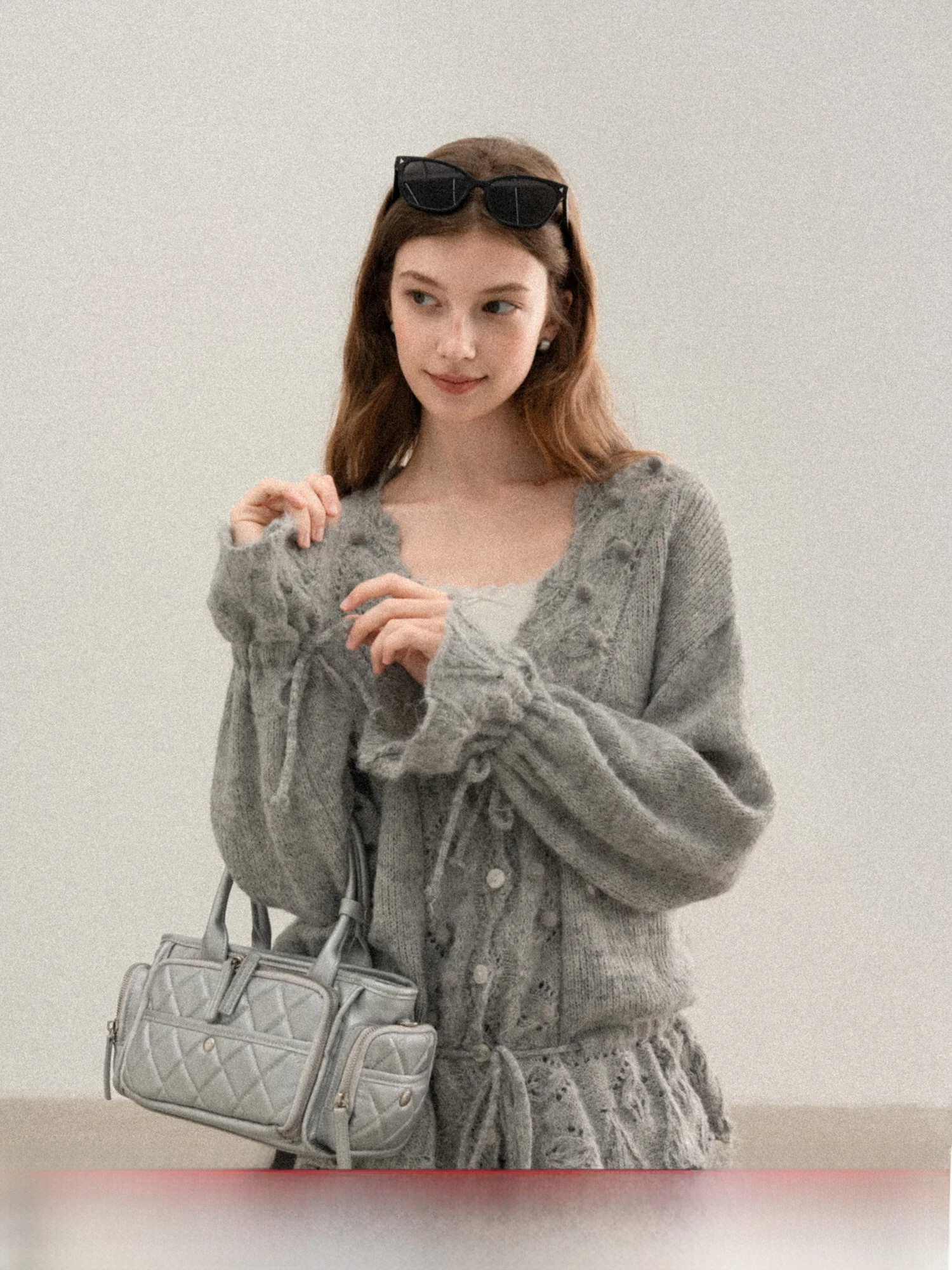 Вязаный свитер с вырезами и V-образным вырезом, длинный рукав, женский, осенний, новый, милый, с завышенной талией, топ Yang Ci S, для повседневной носки
Вязаный свитер с вырезами и V-образным вырезом, длинный рукав, женский, осенний, новый, милый, с завышенной талией, топ Yang Ci S, для повседневной носки