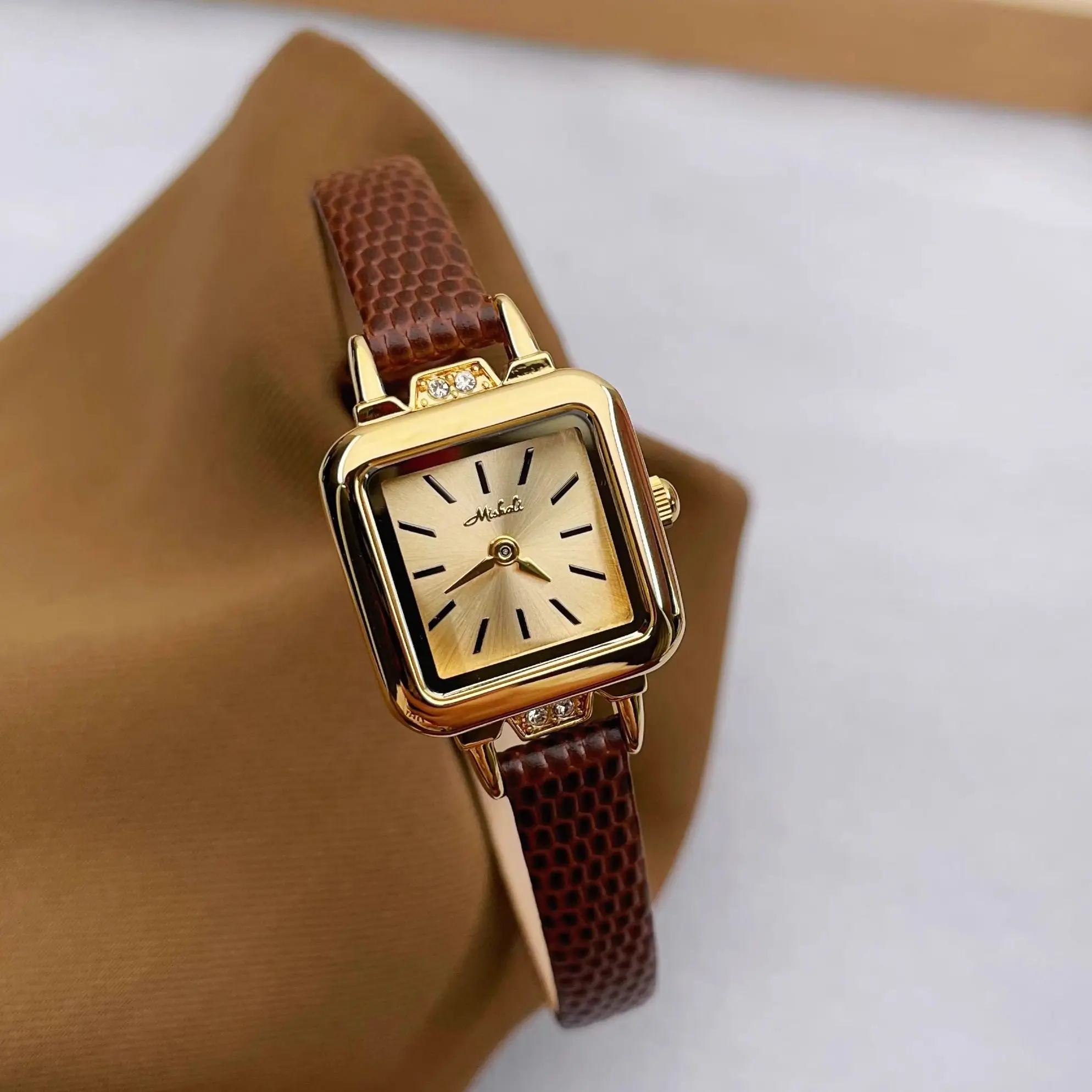 Новые женские часы, миниатюрный циферблат, квадратный корпус, кожаный ремешок, элегантные маленькие коричневые часы для женщин и студенток.
Новые женские часы, миниатюрный циферблат, квадратный корпус, кожаный ремешок, элегантные маленькие коричневые часы для женщин и студенток.