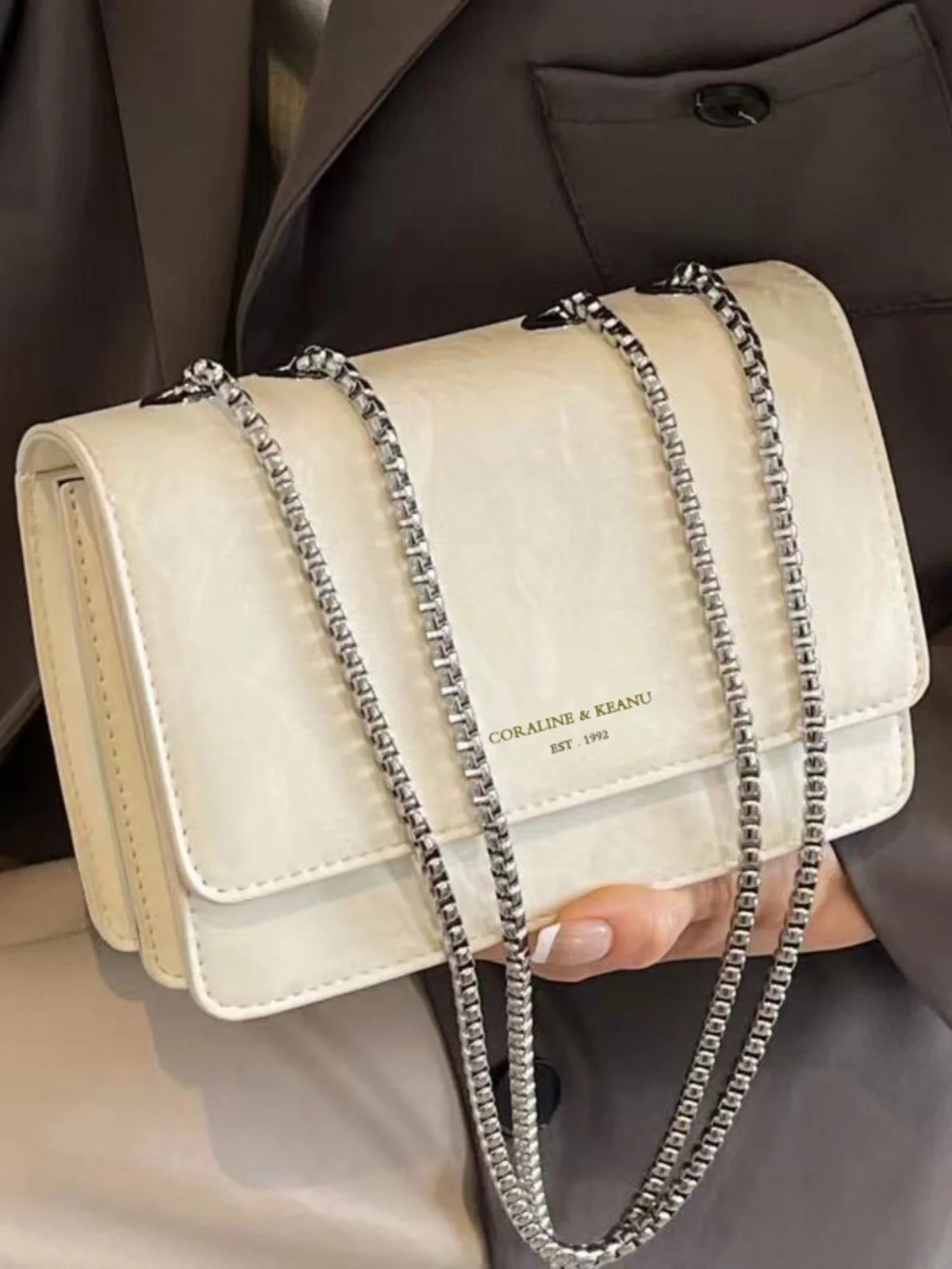 Faionable Korean Sle Chain Crossbody Bag Women's Commuter Bag Durable PU Leather Square Bag Soft Surface Treaent
Faionable Korean Sle Chain Crossbody Bag Women's Commuter Bag Durable PU Leather Square Bag Soft Surface Treaent