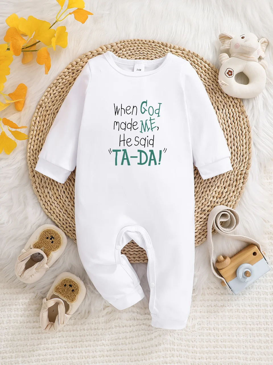Baby long-sleeved crawling romper, fun letter print, button design, easy to care for, suitable for new parents.
Baby long-sleeved crawling romper, fun letter print, button design, easy to care for, suitable for new parents.